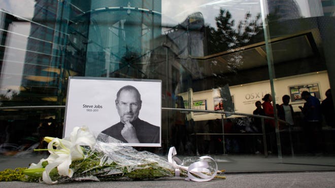 apple steve jobs tribute in window apple store