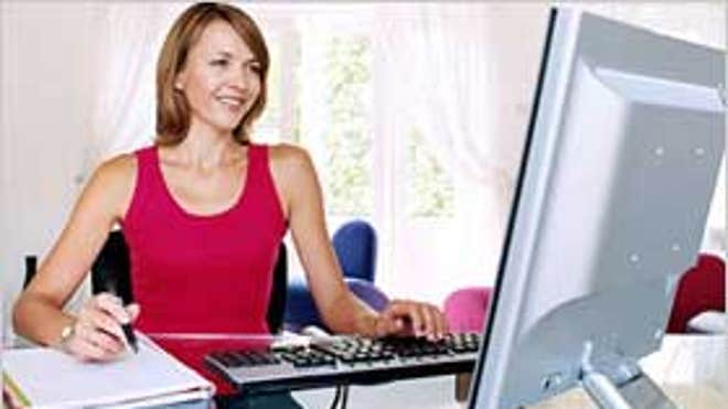 Fitnesswomanwworkingatdesk