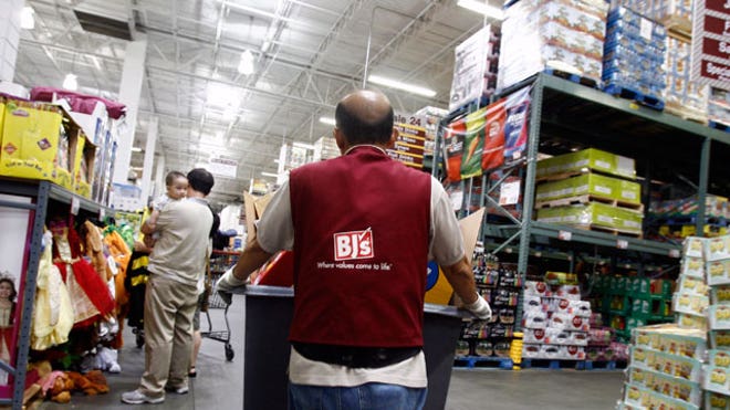 Employee-Working-BJs-Wholesale-Club