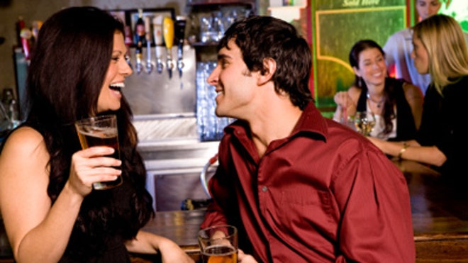 Couple-Date-Drinking-Beer-Bar