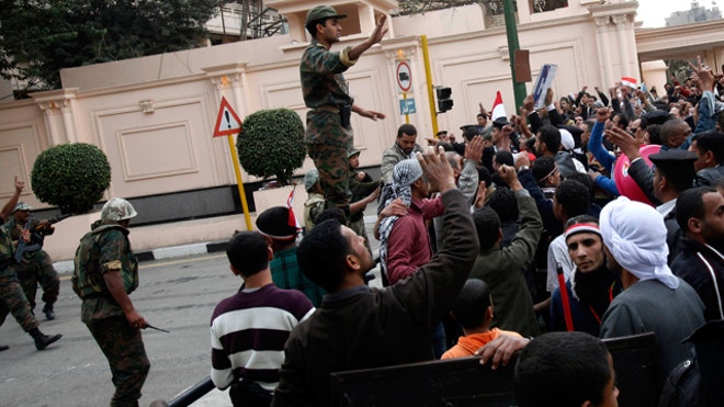 Egyptian-soldier-tries-calms-protesters