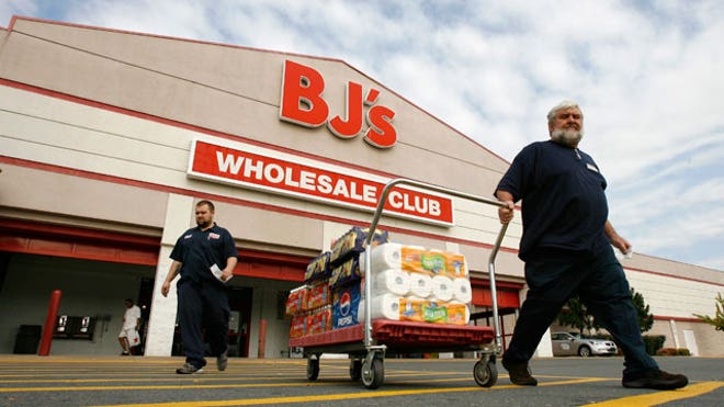 Shoppers-Leave-BJs-Wholesale-Club