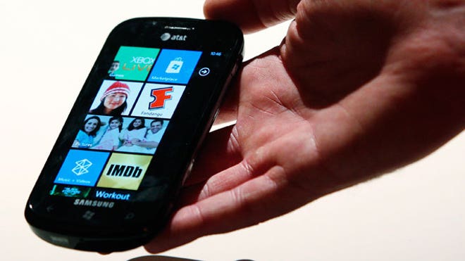 Windows-Phone-7-Samsung-Device-in-Hand