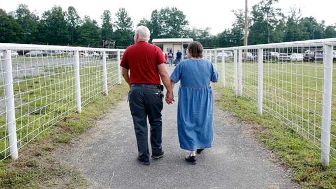 retirement_couple_walking
