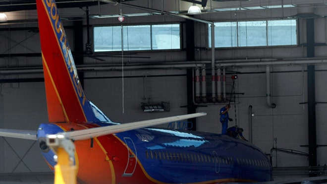 southwest-airlines-boeing-737-hanger