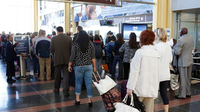 2013-04-27T171531Z_1_CBRE93Q1BY700_3_USA-AVIATION-DELAYS.JPG