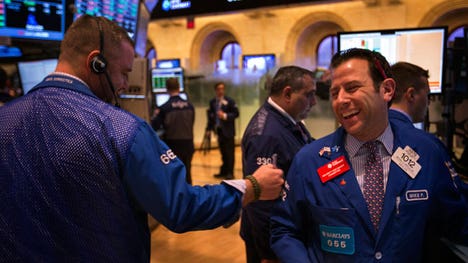 The Dow closed at a record high for the fifth day in a row Wednesday as traders digested mixed economic data and Hewlett-Packard shares spiked.