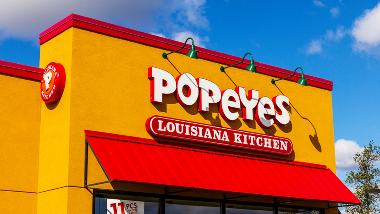Man sues Popeyes after choking on chicken