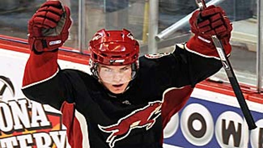 boedker_mikkel_coyotes_celebrates_122008_325x183