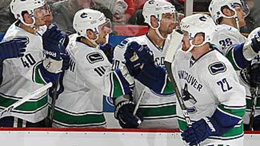 sedin_daniel_canucks_celebrates_032311_325x183