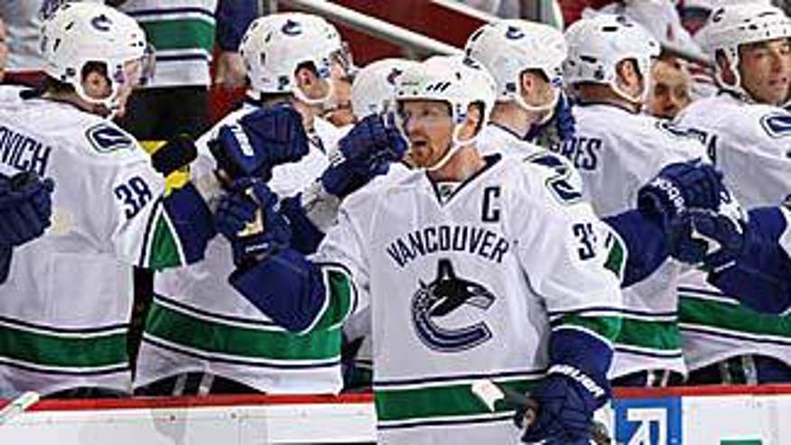 sedin_henrik_canucks_celebrates_with_bench