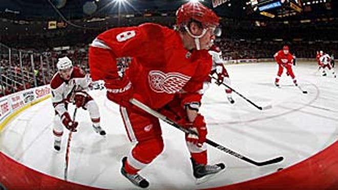 abdelkader_justin_wings_michalek_zbynek_coyotes_action_325x183