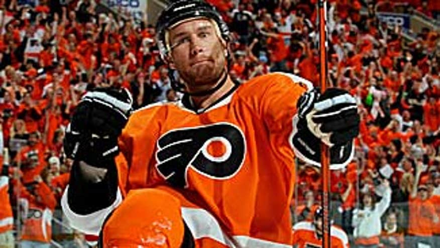 carter_jeff_flyers_celebrates_092910_325x183