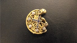 He went from python hunter to treasure hunter.A Florida man who participated in a recent python hunt in the Everglades wound up taking home the gold when he discovered an antique, gem-studded amulet which, is estimated to be from sometime between the th to th centuries