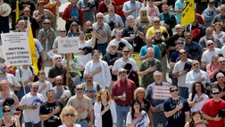 Carrying American flags and signs supporting the Second Amendment, more than  people gathered at New York's state capitol building in Albany on Tuesday to press for repeal of the state's tough new gun law.