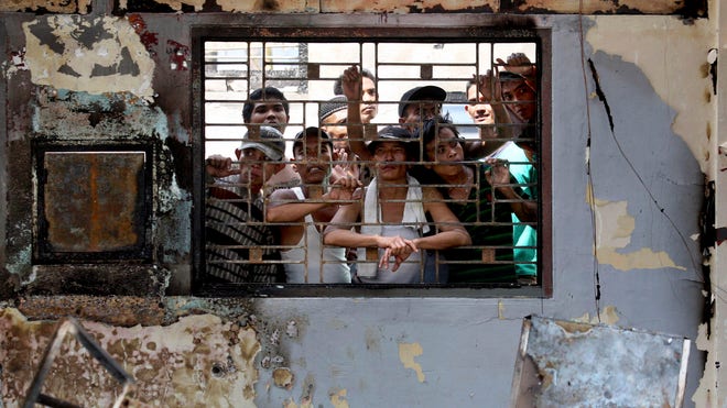 200 inmates escape in Indo prison riot during blackout  Indonesia%20Prisoners%20E_Leff