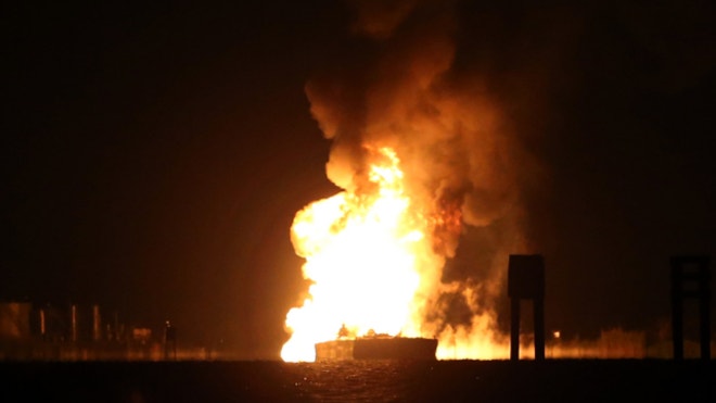 oilbargefire12.jpg
