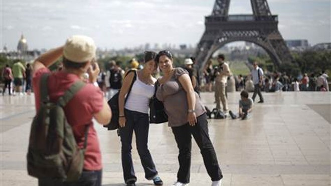 tourists_paris.jpg