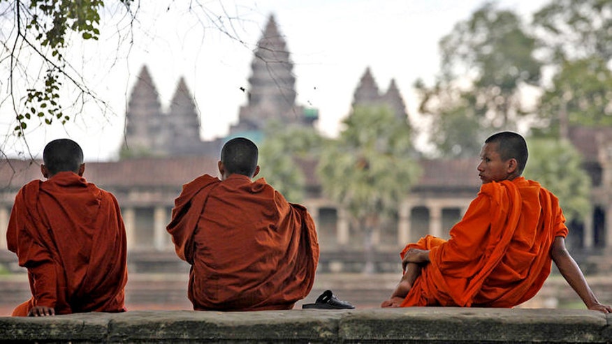 angkorwat_monks_ap23.jpg