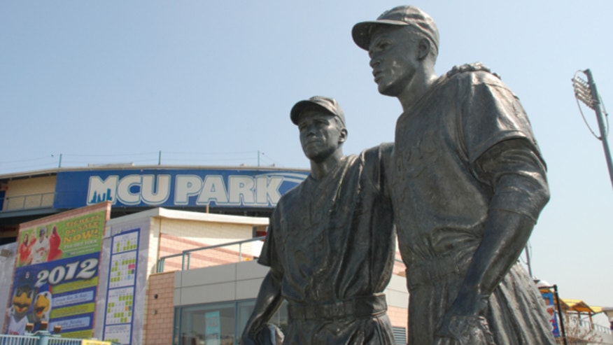 jackierobinsonstatueap.jpg
