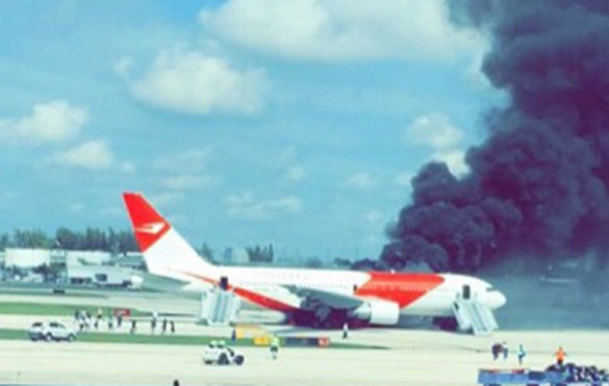 [Internacional] Avião pega fogo em aeroporto da Flórida, nos EUA Plane%20fire%208%20-%20credit%20Tiffany%20Breen