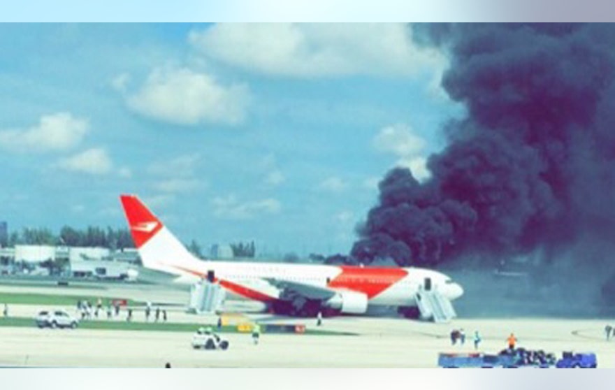 [Internacional] Avião pega fogo em aeroporto da Flórida, nos EUA Plane%20fire%208%20-%20credit%20Tiffany%20Breen