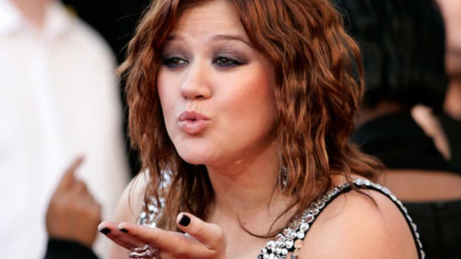 Kelly Clarkson Blows Kiss Reuters 640 Kelly Clarkson Reuters 