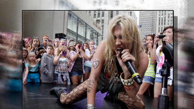 Kesha Perform 640