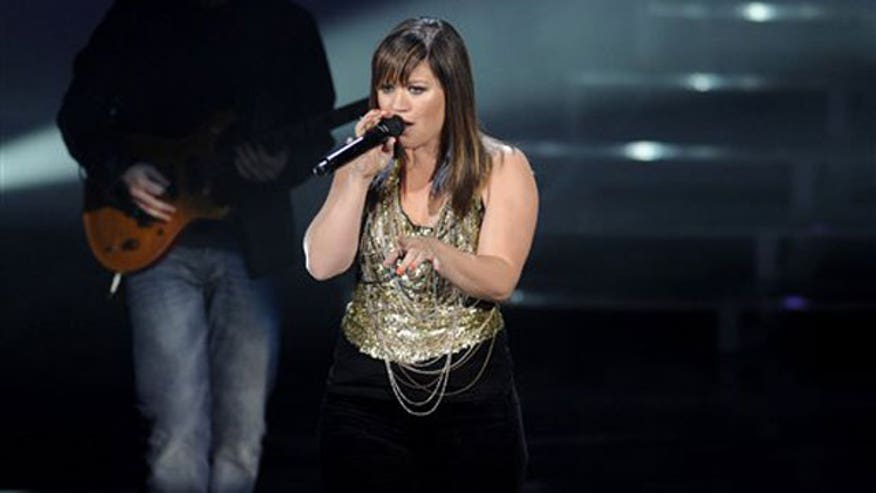 Kelly Clarkson Performs 640