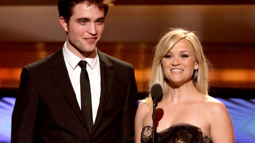 Reese Witherspoon and Robert Pattinson 640