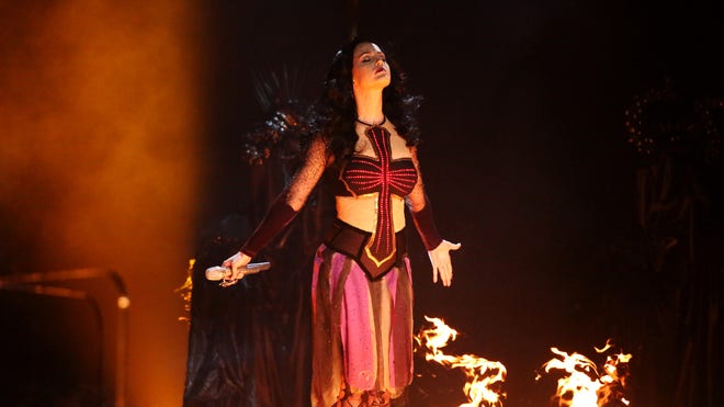 HORSES FOR CURSES, FLIGHTS OUT OF SIGHT, HUMANITY PREPARES TO MEET ITS PLIGHT. Scene%20grammys%20katy%20perry%20ap