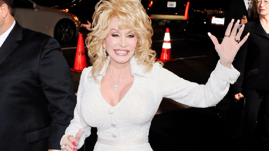 dolly parton waving 640