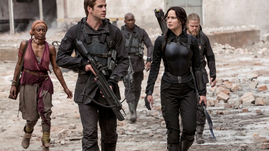 hemsworth and lawrence hunger games ap.jpg