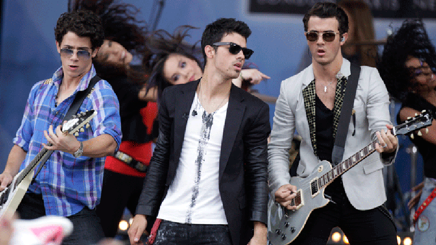 jonas brothers singing 640