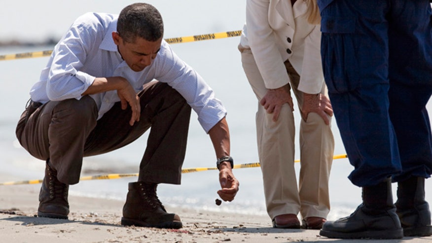 Obama picks up tar ball on Gulf beach