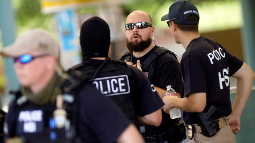 ICE_agents2.jpg