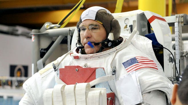 spacewalk training for sts-133 mission
