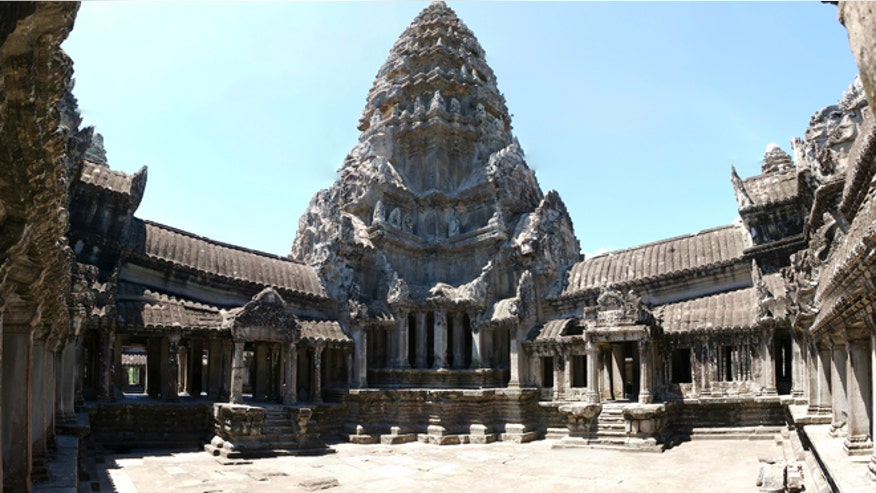Angkor_Wat_Central_Pano.jpg