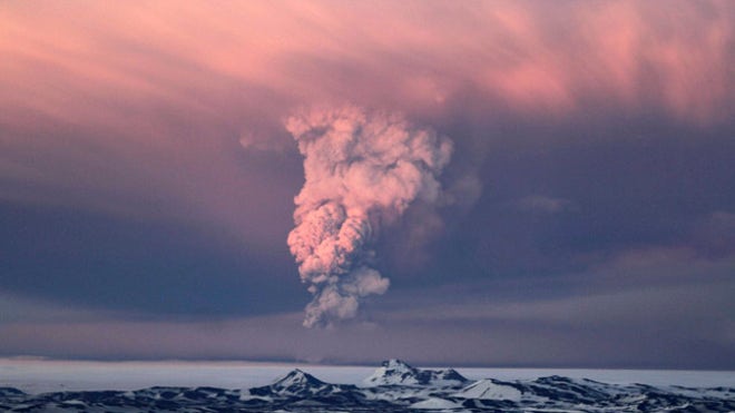 Smoke plumes from the Grimsvotn volcano
