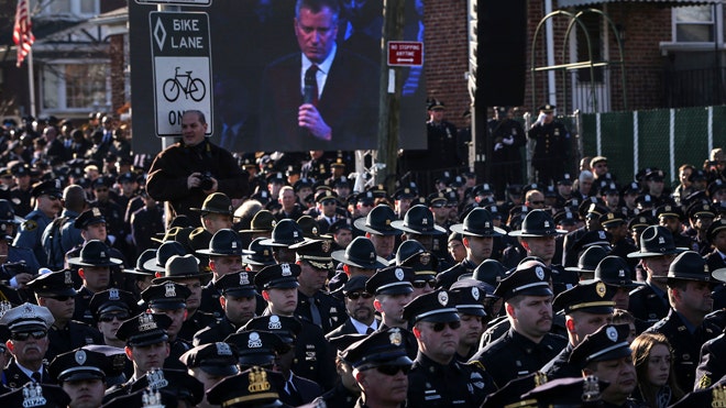 Police turn their backs on Mayor de Blasio during funeral for fallen NYPD cop - Fox News