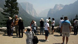 > Nervous tourists are keeping an eye on the huge Sierra Nevada wildfire.