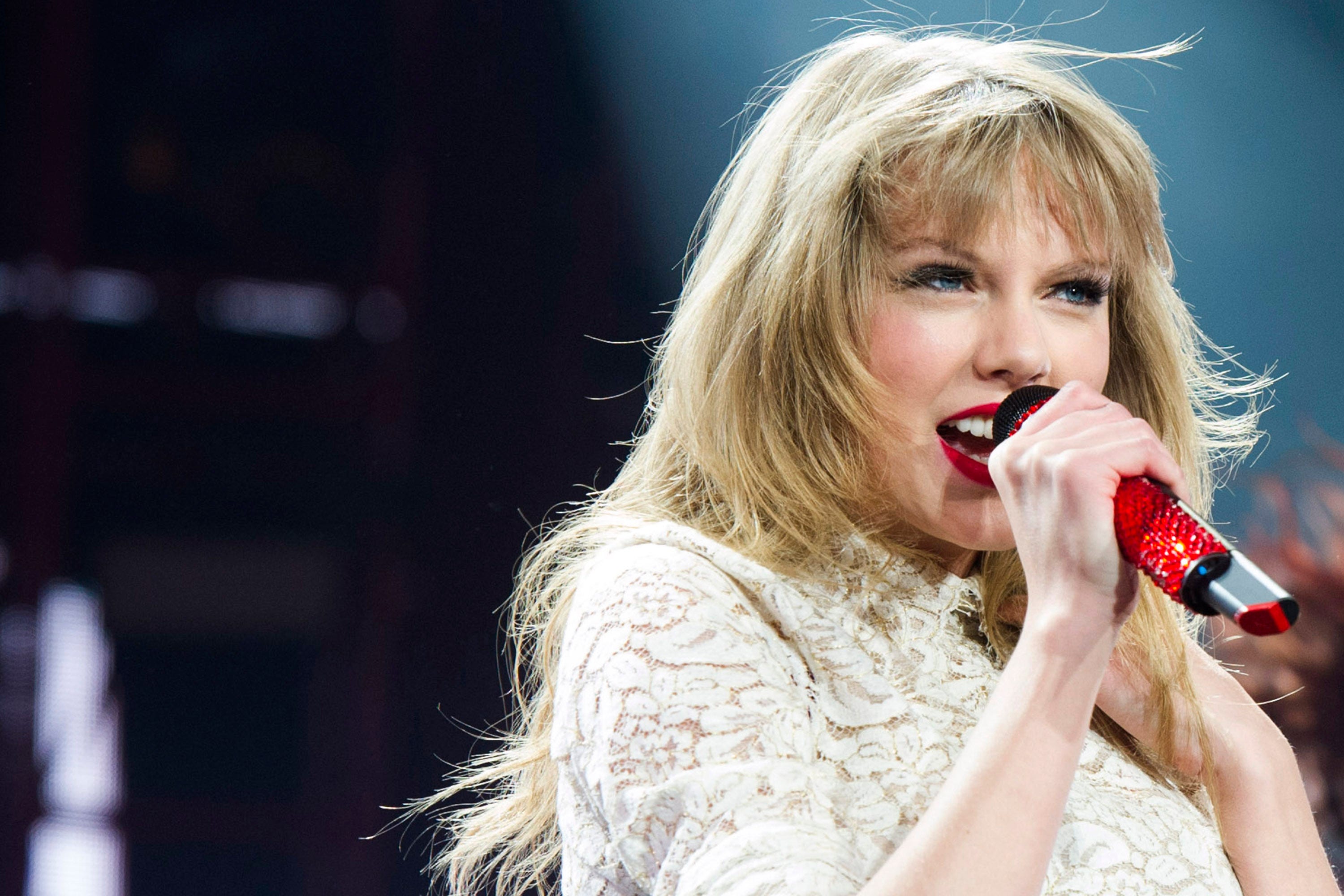 Taylor Swift shines at Billboard Music Awards