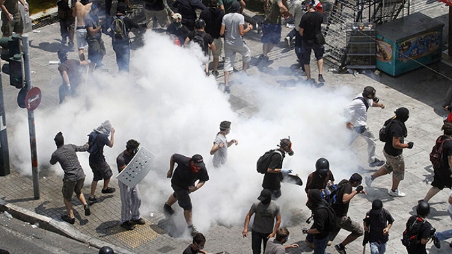 greece_protesters_gas_masks_AP
