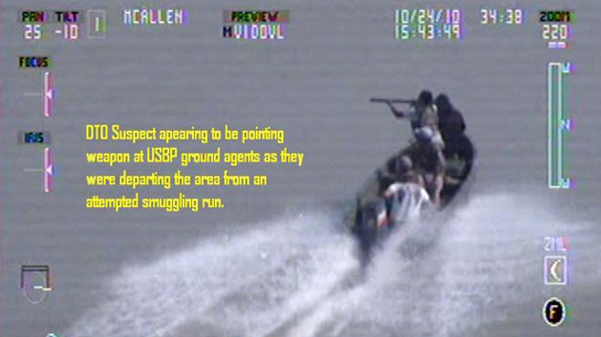 Mex drug traffickers point weapon