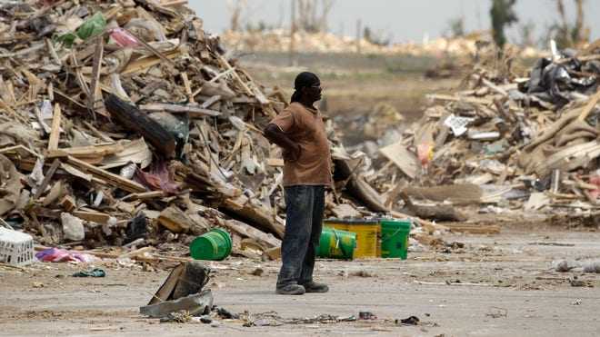joplin tornado victims dig out