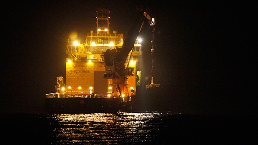 Oil 'top hat' lowered in Gulf