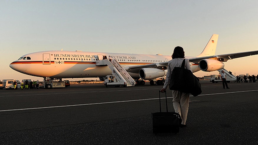 merkel_walks_to_plane_AP