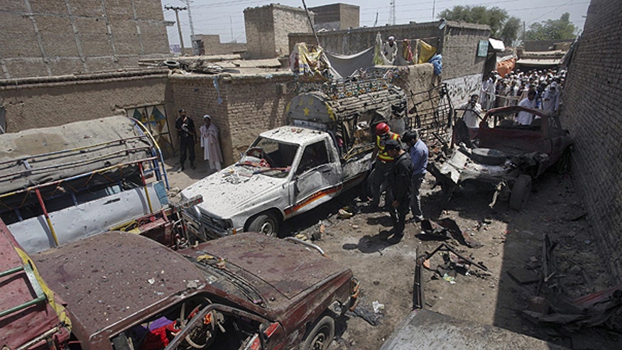bomb_blast_Peshawar_pakistan_AP