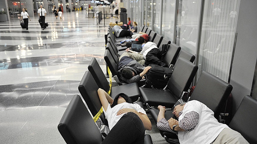 stranded_passengers_ohare_airport_AP