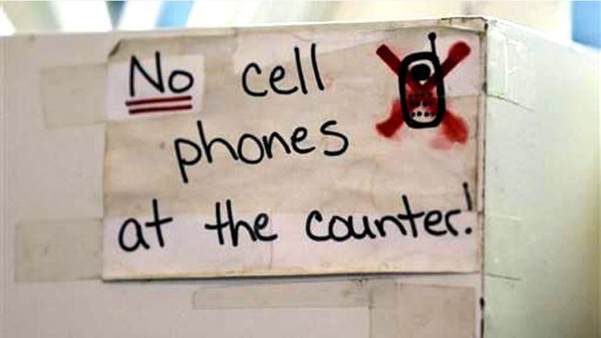 cell_phones_restaurants.jpg
